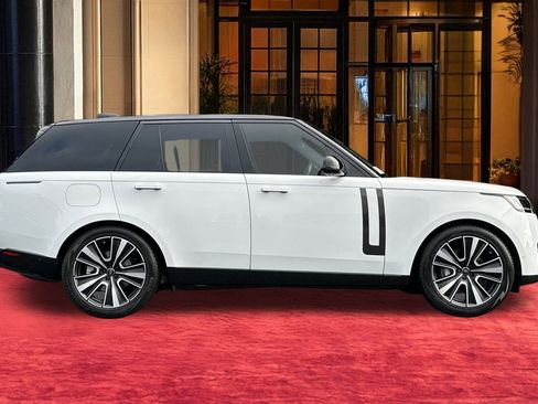 Used 2024 Land Rover Range Rover SE image 9
