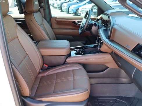 Used 2025 Chevrolet Suburban High Country AWD/4WD image 43