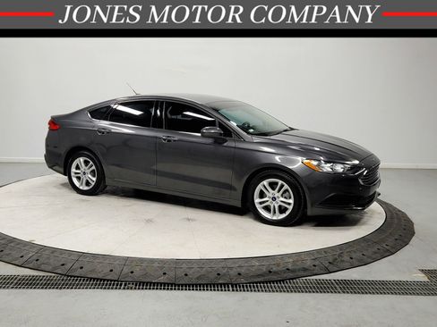 Used 2018 Ford Fusion SE image 1