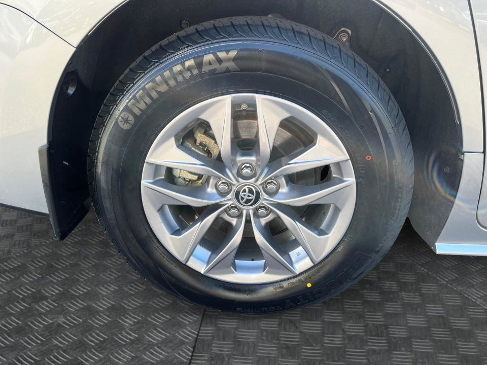 Used 2025 Toyota Sienna XLE FWD image 23