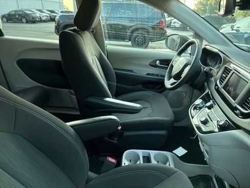 Used 2024 Chrysler Voyager LX FWD image 3