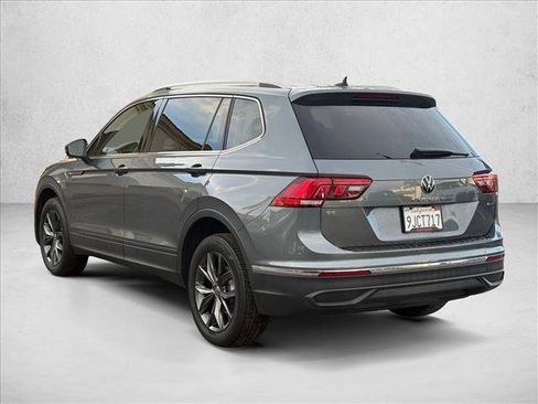 Used 2023 Volkswagen Tiguan SE w/ Panoramic Sunroof Package image 9