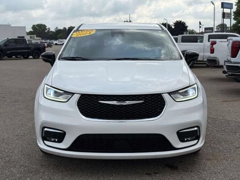 Used 2024 Chrysler Pacifica Touring-L FWD image 3