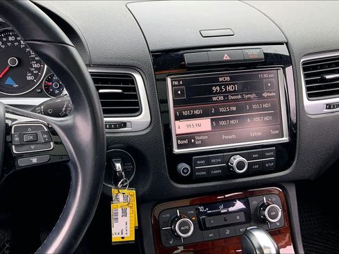 Used 2014 Volkswagen Touareg TDI image 7