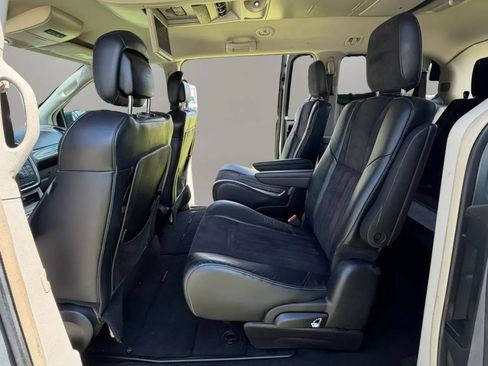 Used 2015 Chrysler Town & Country Limited FWD image 11