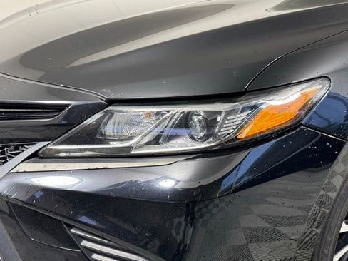 Used 2020 Toyota Camry SE FWD image 5