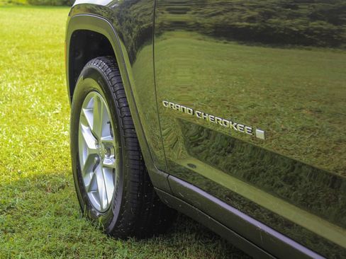 New 2025 Jeep Grand Cherokee L Laredo image 9