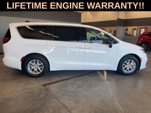 Used 2024 Chrysler Pacifica Touring-L FWD image 9
