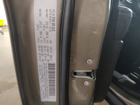Used 2019 Jeep Cherokee Latitude w/ Cold Weather Group FWD image 33