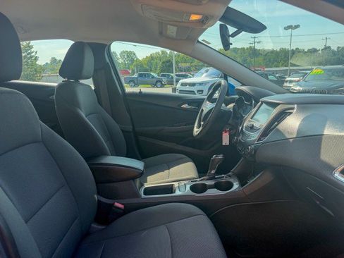 Used 2017 Chevrolet Cruze LT FWD image 21