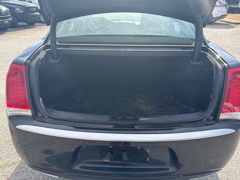Used 2018 Chrysler 300 Touring w/ Chrome Appearance Package image 18