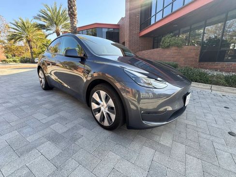 Used 2024 Tesla Model Y Long Range RWD image 3