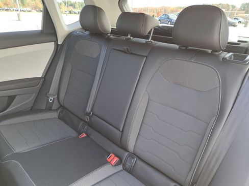 New 2026 Volkswagen Taos SE FWD image 13
