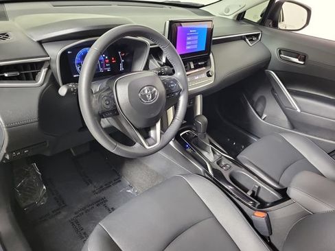 Used 2023 Toyota Corolla Cross XLE w/ Convenience Package FWD image 18