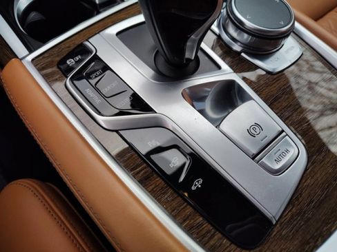 Used 2019 BMW 750i xDrive image 28
