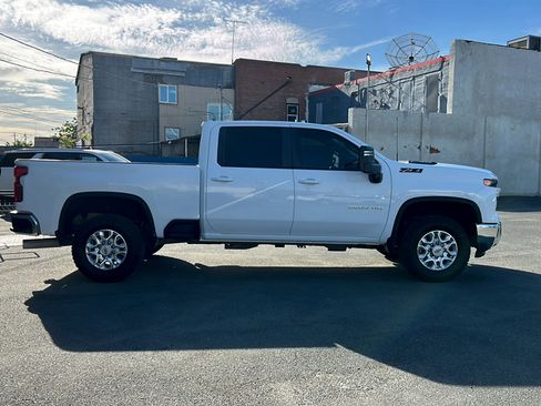 Used 2024 Chevrolet Silverado 2500 LT AWD/4WD image 2