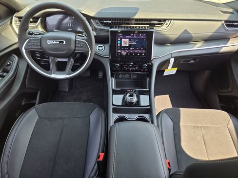 New 2025 Jeep Grand Cherokee Altitude image 23