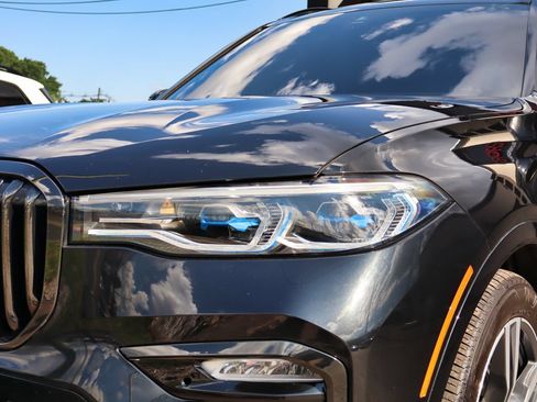 Used 2021 BMW X7 M50i w/ Dynamic Handling Package AWD/4WD image 11