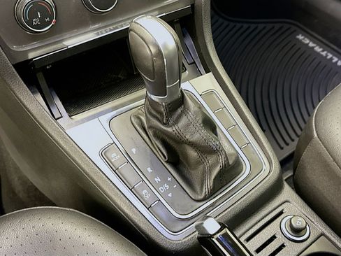 Used 2017 Volkswagen Golf S image 24