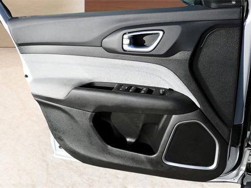 Used 2024 Jeep Compass Latitude image 9