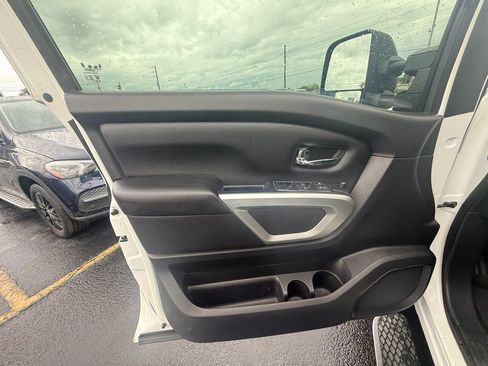 Used 2018 Nissan Titan SV w/ SV Convenience Package AWD/4WD image 11