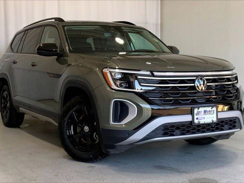 Used 2024 Volkswagen Atlas Peak Edition SE image 34