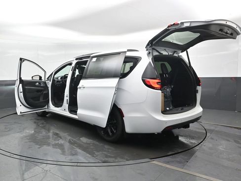 New 2026 Chrysler Pacifica Limited FWD image 45