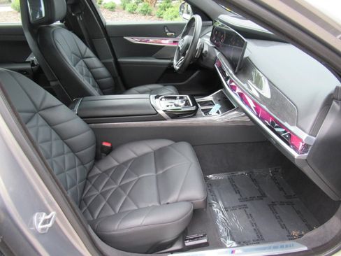 Used 2023 BMW 740i RWD image 10