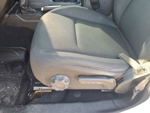 Used 2019 Jeep Wrangler Unlimited Sahara image 29