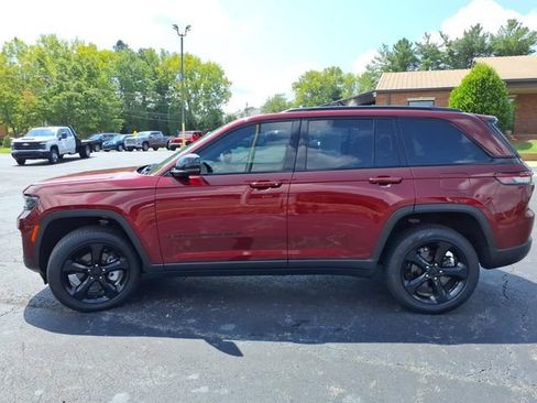Used 2024 Jeep Grand Cherokee Limited w/ Black Appearance Package AWD/4WD image 19