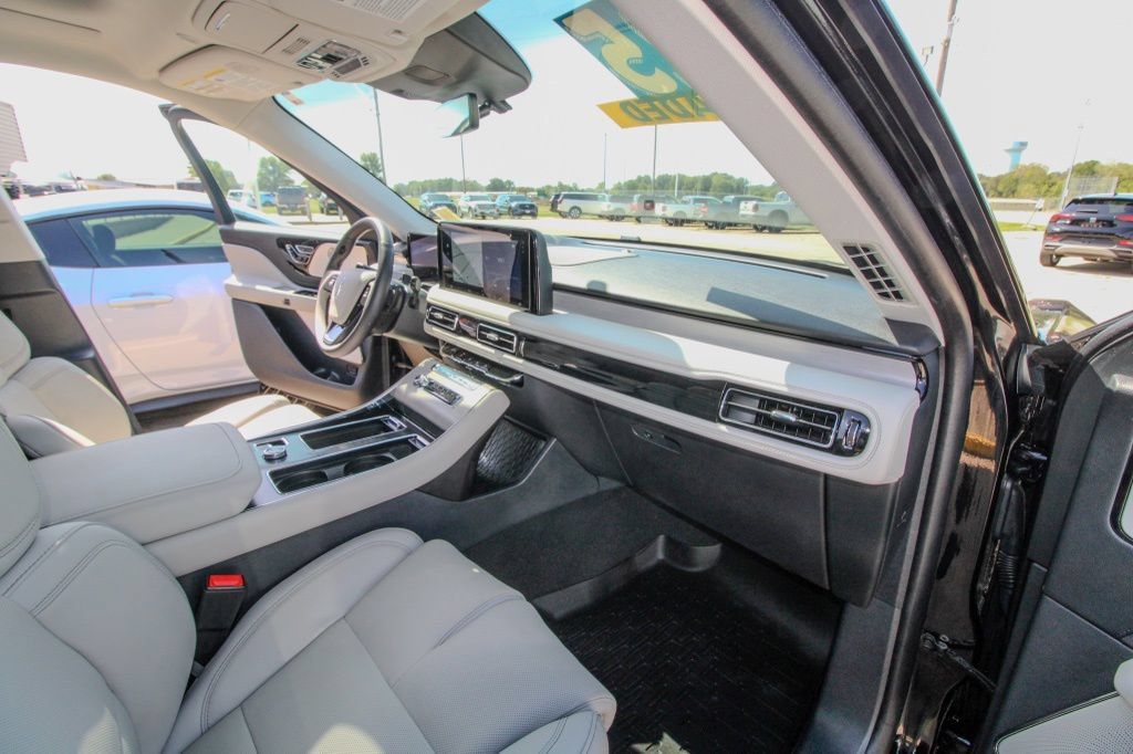 Used 2025 Lincoln Aviator Reserve w/ Equipment Group 201A AWD/4WD image 18