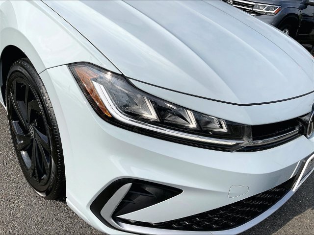 Certified 2025 Volkswagen Jetta SE w/ Sunroof Package FWD image 10