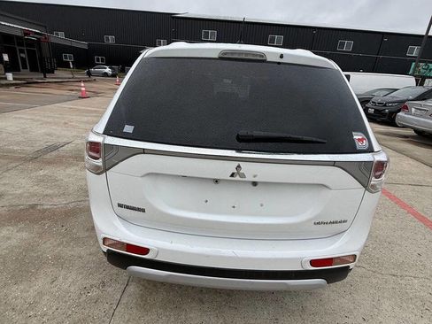 Used 2015 Mitsubishi Outlander SE image 17