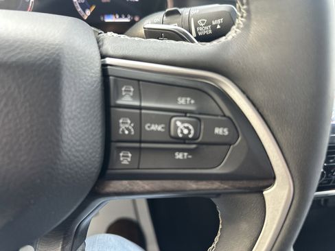 Used 2023 Jeep Grand Cherokee Limited image 19