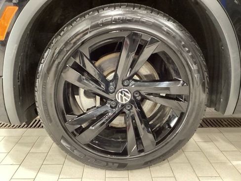 Certified 2023 Volkswagen Tiguan SE R-Line image 22