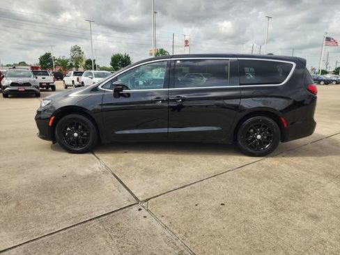 Used 2025 Chrysler Pacifica Select FWD image 4