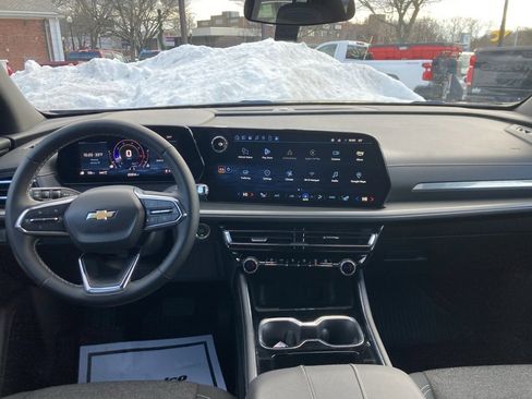 Used 2025 Chevrolet Traverse LT image 11