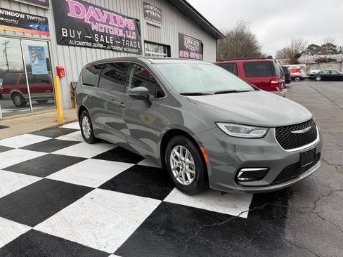Used 2023 Chrysler Pacifica Touring-L image 3