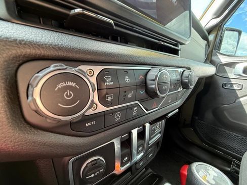 Used 2025 Jeep Wrangler Sport AWD/4WD image 18