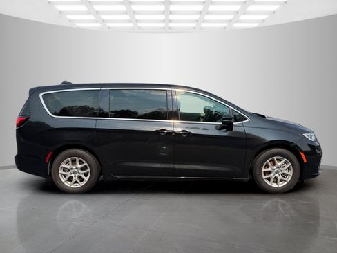 Used 2023 Chrysler Pacifica Touring-L FWD image 6