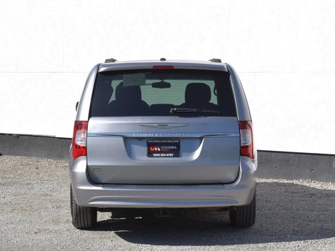 Used 2014 Chrysler Town & Country Touring FWD image 4