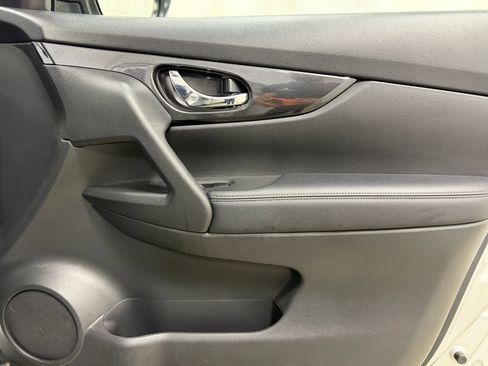 Used 2018 Nissan Rogue SV image 25