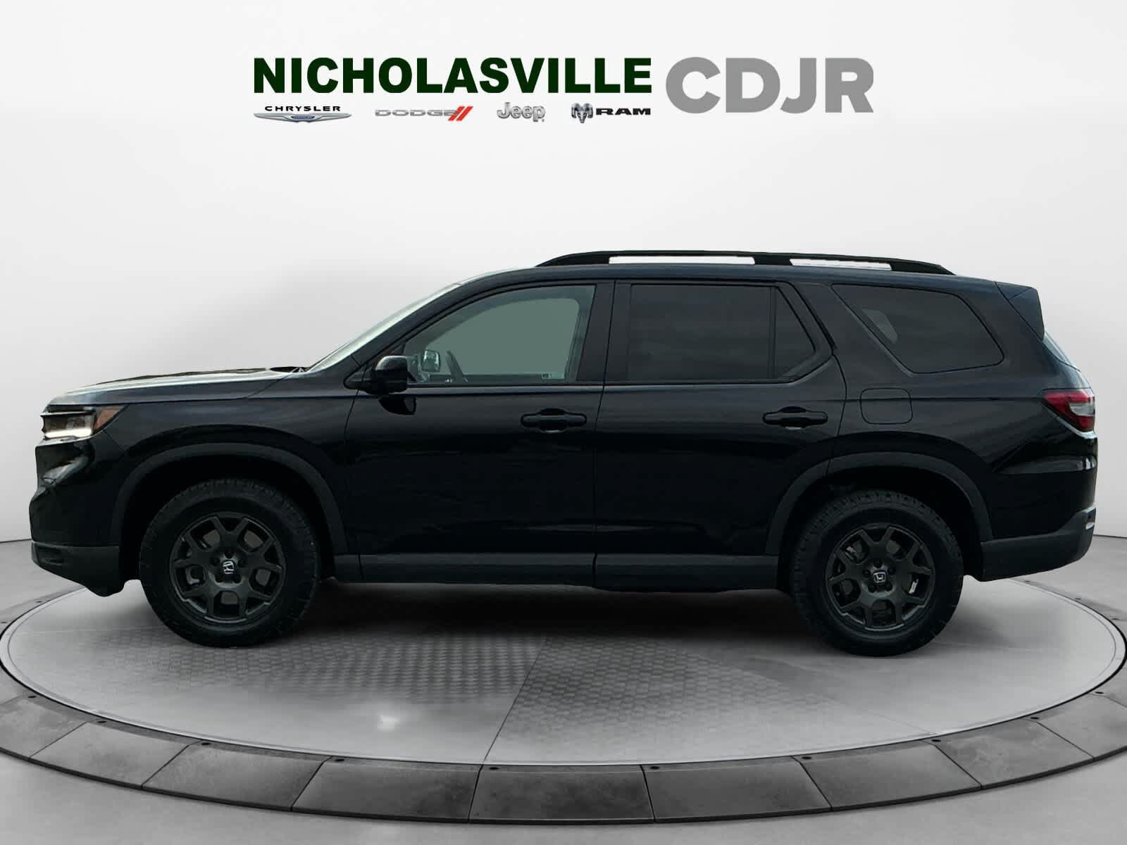Used 2025 Honda Pilot TrailSport image 2