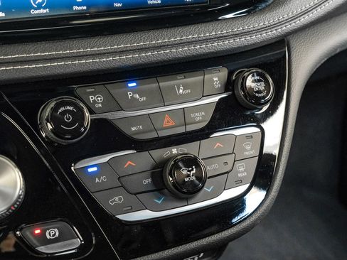 Used 2021 Chrysler Pacifica Touring-L w/ Uconnect Theater Family Group FWD image 27