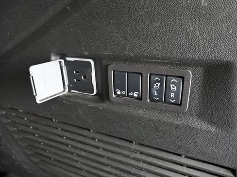 Used 2024 Chevrolet Tahoe Premier AWD/4WD image 30