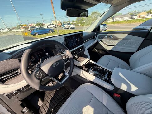 Used 2025 Ford Explorer Platinum w/ Ultimate Package image 14