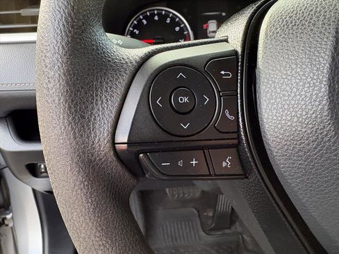 Used 2021 Toyota RAV4 LE image 11