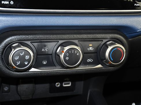 Used 2025 Nissan Versa SV FWD image 28