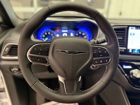 New 2026 Chrysler Pacifica Limited FWD image 20