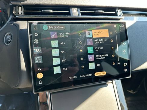 Used 2025 Land Rover Range Rover Velar Dynamic SE image 16